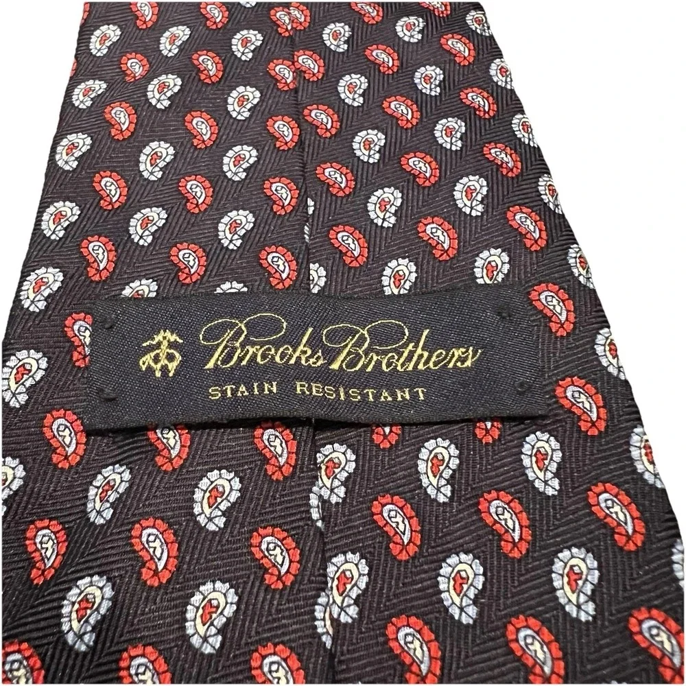 Brooks Brothers Silk Navy Blue With‎ Red And White All Over Paisley Pattern Tie
